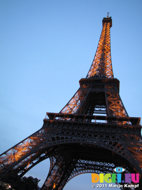 SX18659 Lit up Eiffel tower at dusk